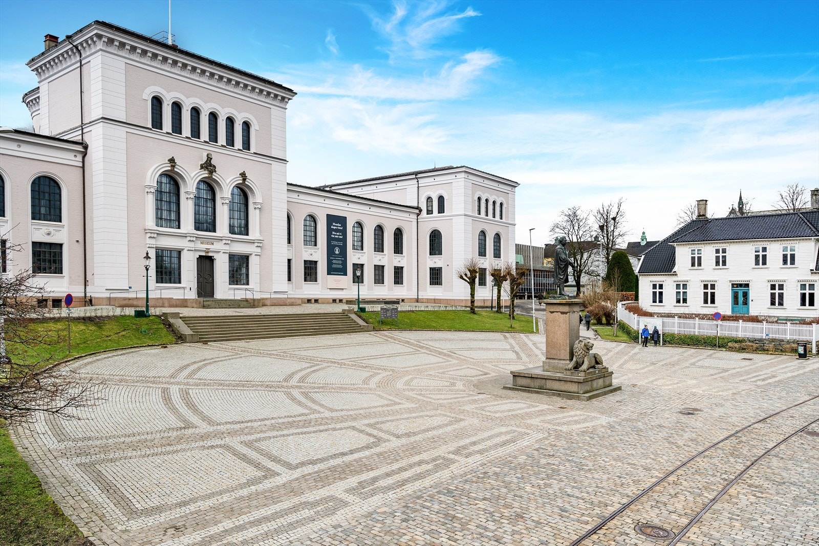 - Fra boligen er det gangavstand til flere utdanningsinstitusjoner - Galleribilde