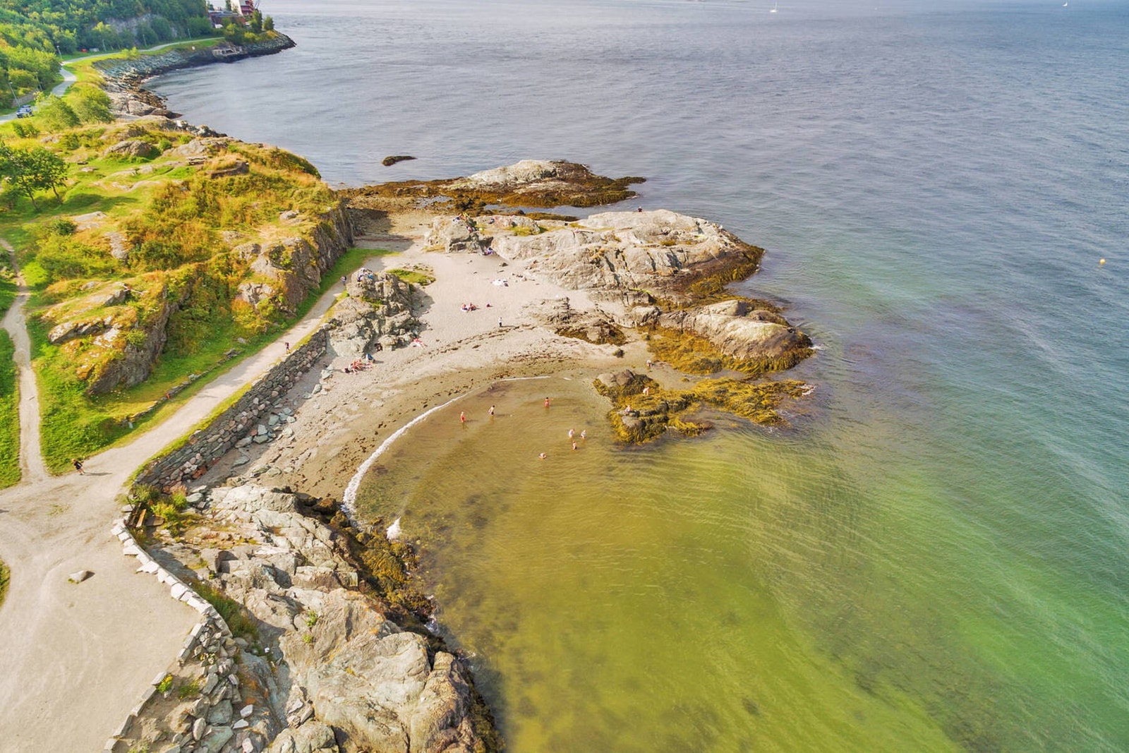 Nærområdet - kun en kort spasertur unna ligger Korsvika, en av mange badeplasser langs Ladestien. Galleribilde