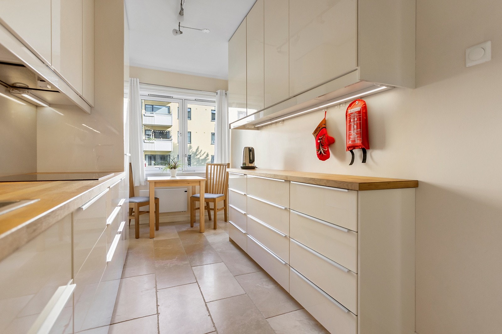 Kjøkkeninnredning fra IKEA med profilerte fronter og heltre benkeplate Galleribilde