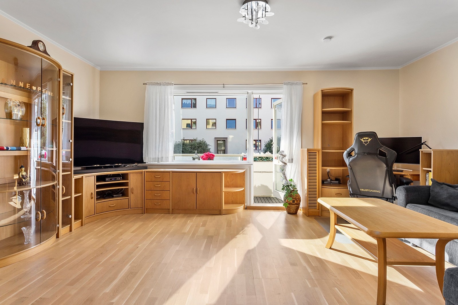 God plass til sofagruppe og spisebord. Galleribilde