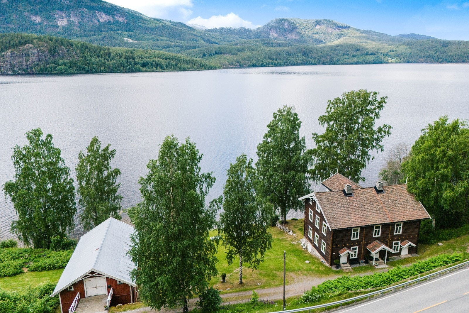 Svært innholdsrik eiendom med historisk sus. Voldvik var bla. anløpssted for dampbåten DS Bægna helt tilbake i 1868. Galleribilde