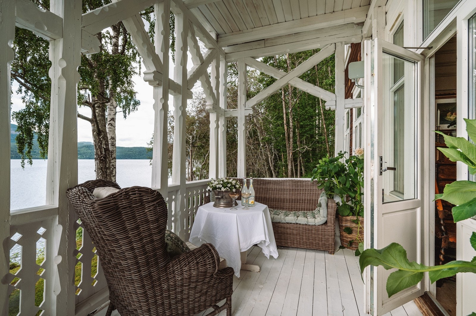 Boligen har hele 3 verandaer du kan nyte sommerdagene på, en i hver etasje. Galleribilde