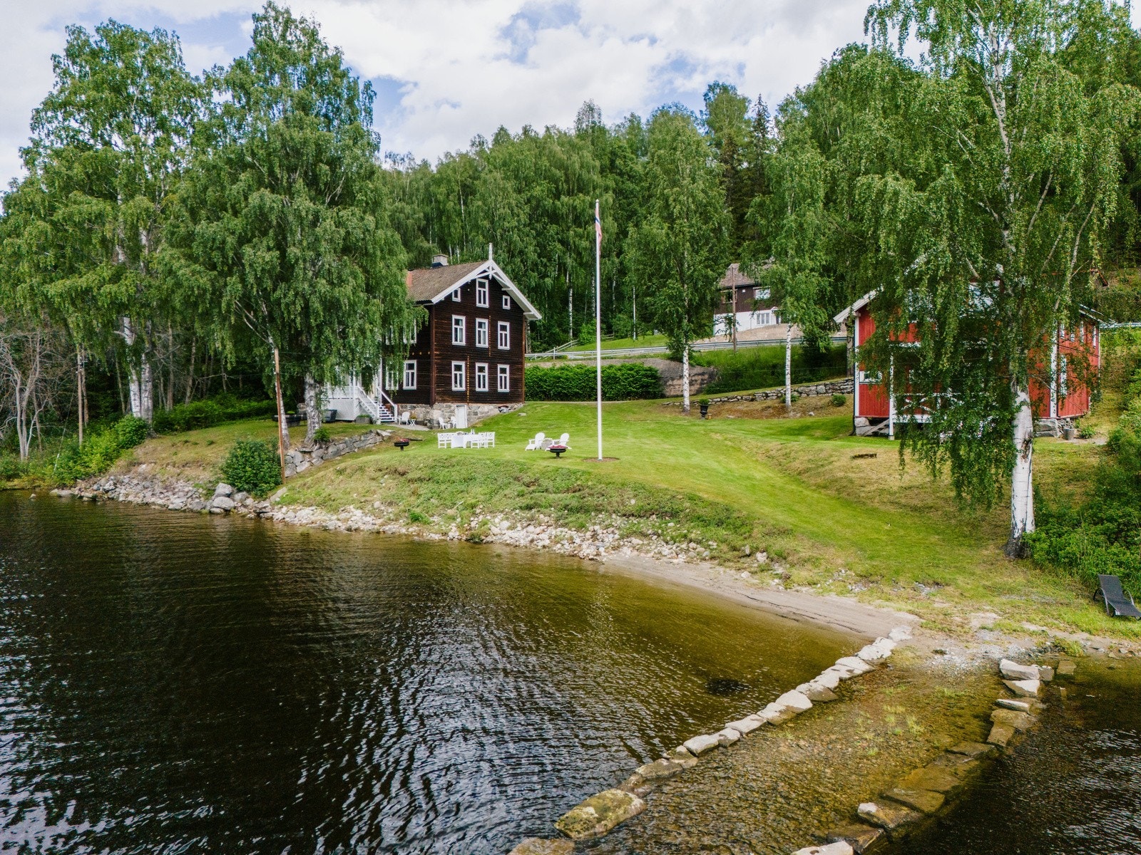 Unik enebolig med strandlinje og steinbrygge. Galleribilde