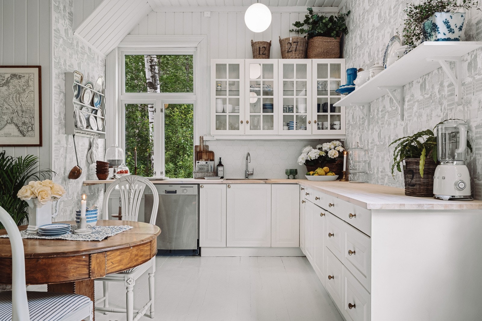 Også kjøkkenet er romslig. Romslig nok til å kunne ha et spisebord en kan nyte frokosten på. Galleribilde