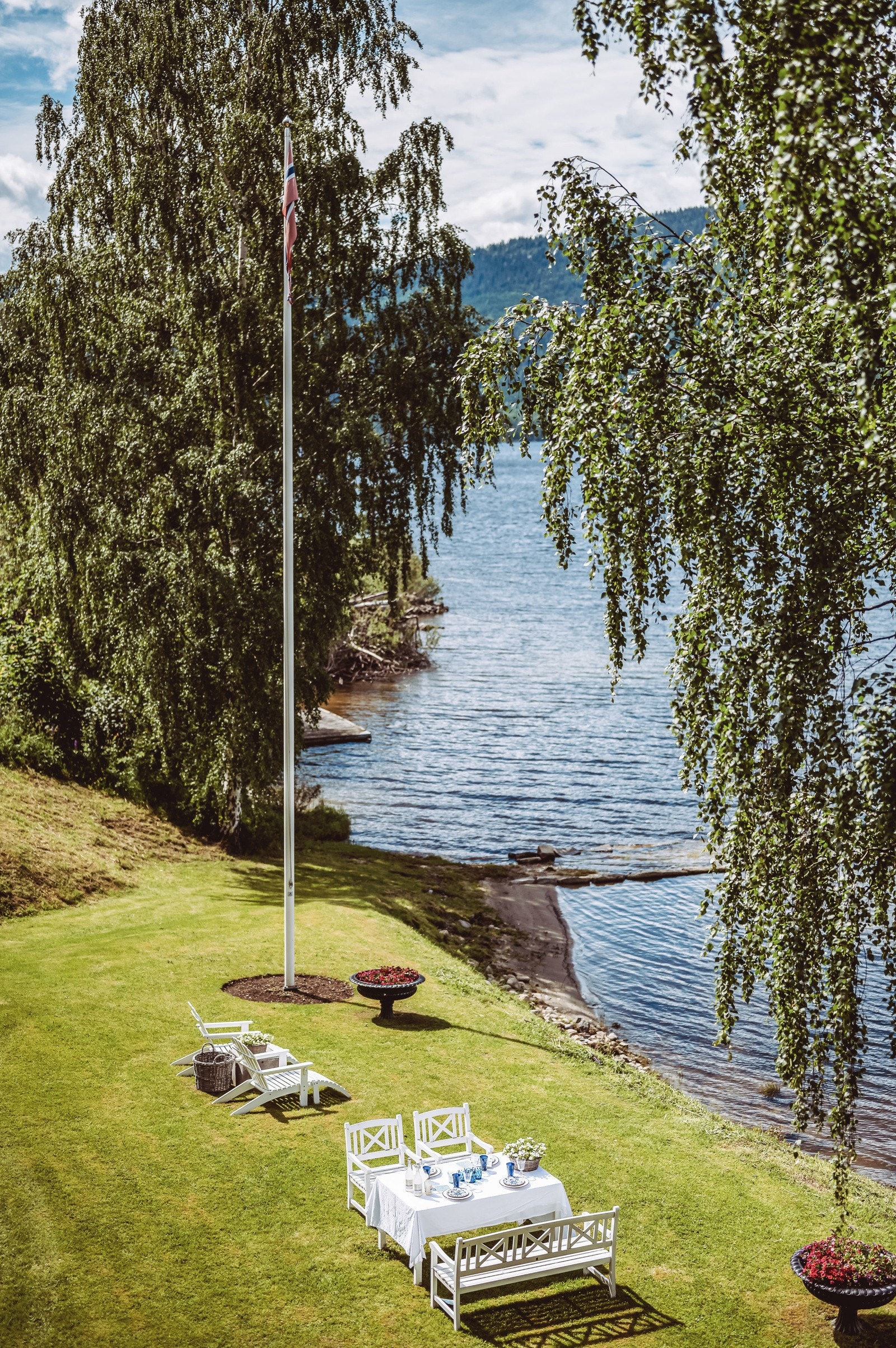 Utsikt fra veranda ut over tunet. Galleribilde