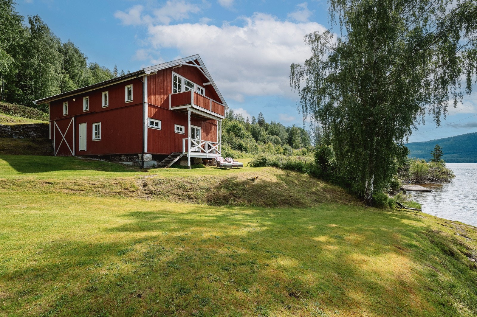 På eiendommen er det også en låve med god lagringsplass og mulighet for festlokaler i overetasjen. Galleribilde