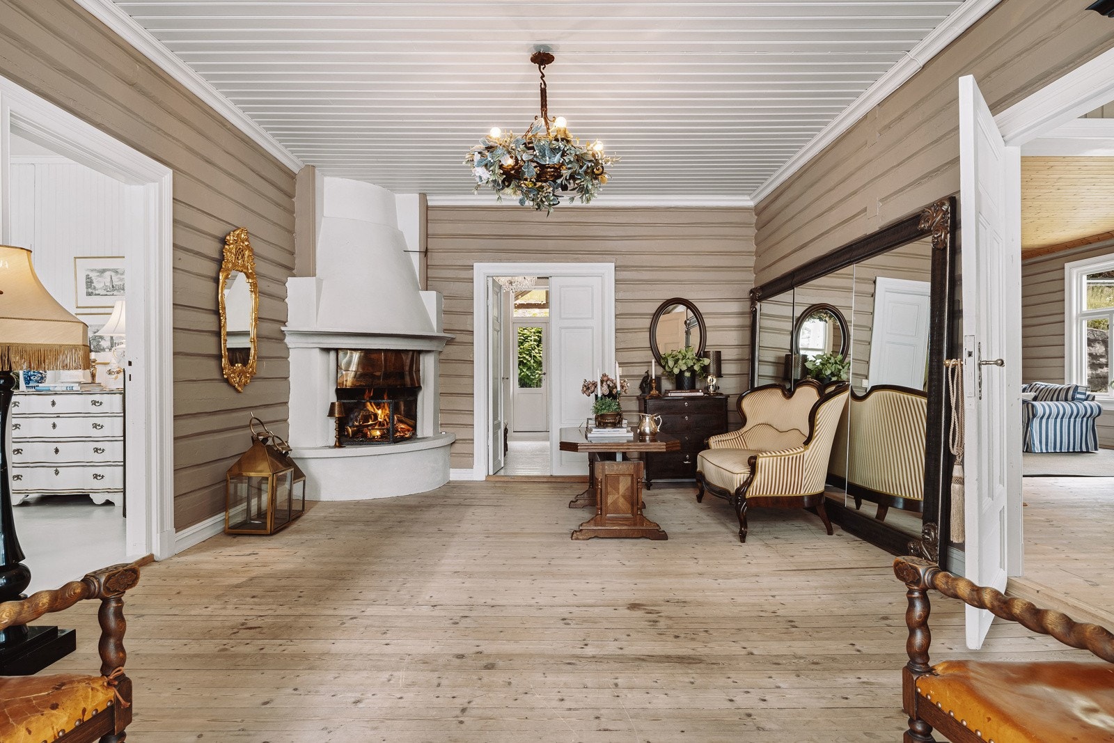 Stuen har også en åpen peis. Galleribilde