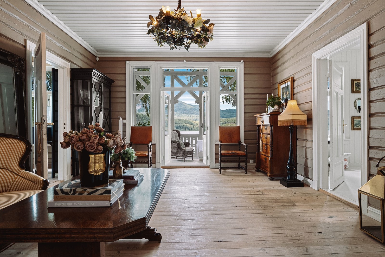 Stue med utgang til veranda - herfra kan en nyte utsikten ut over Sperillen. Galleribilde
