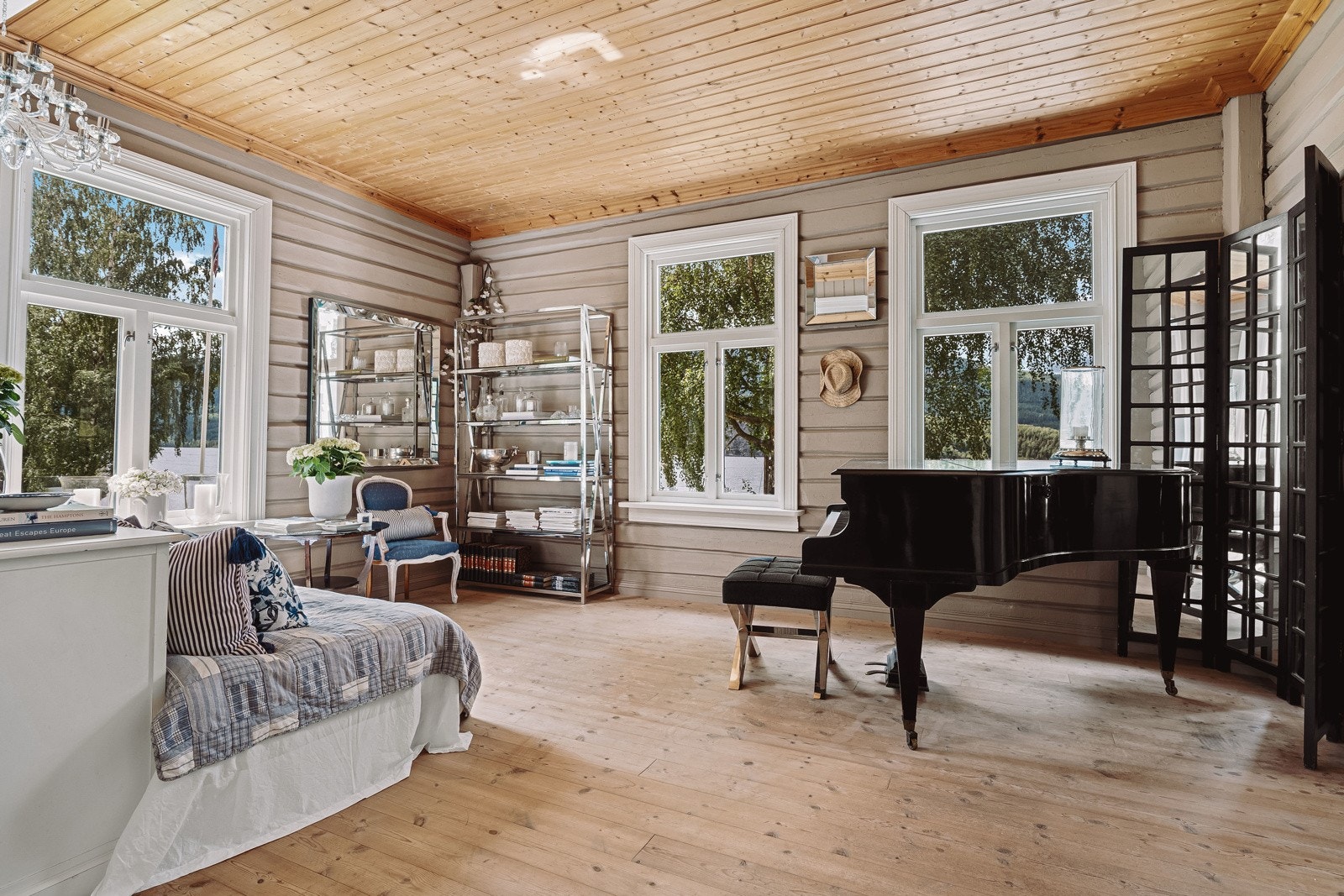 Fra nesten alle rommene i huset kan en nyte den fine utsikten ut over Sperillen. Galleribilde