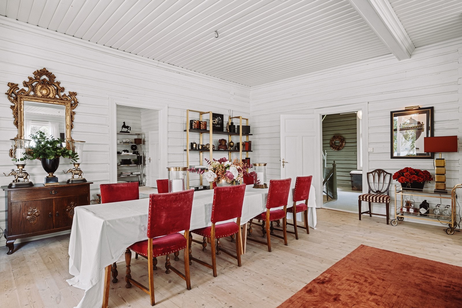 Stuen kan fint brukes til større selskaper. Et alternativ er også å bruke låven som festlokaler. Galleribilde