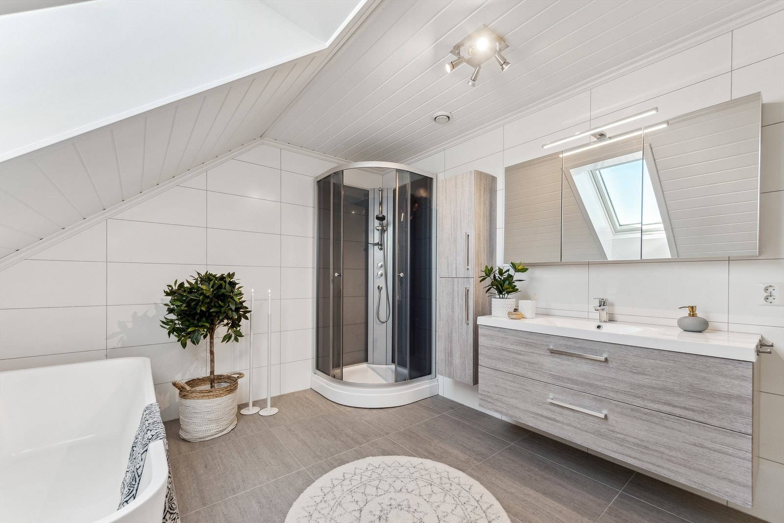 Bad/wc i 2. etasje med både dusjkabinett og badekar Galleribilde