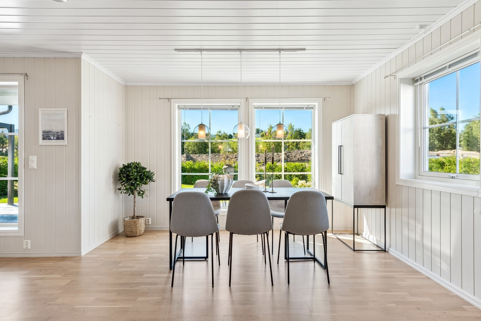 Spisestue med store sydvendte vindusflater Galleribilde