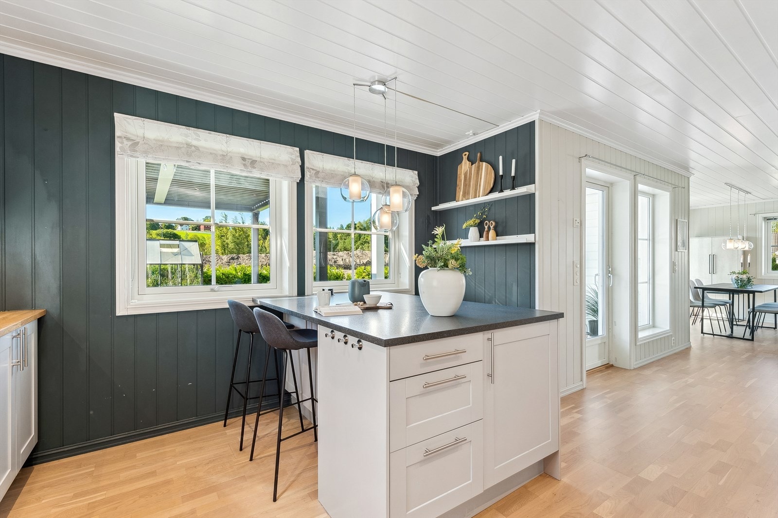 Praktisk kjøkkenøy med fire sitteplasser og integrert fryseskuff Galleribilde