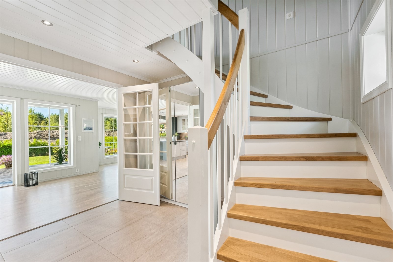 Lys og trivelig hall med garderobeskap og gjestetoalett Galleribilde