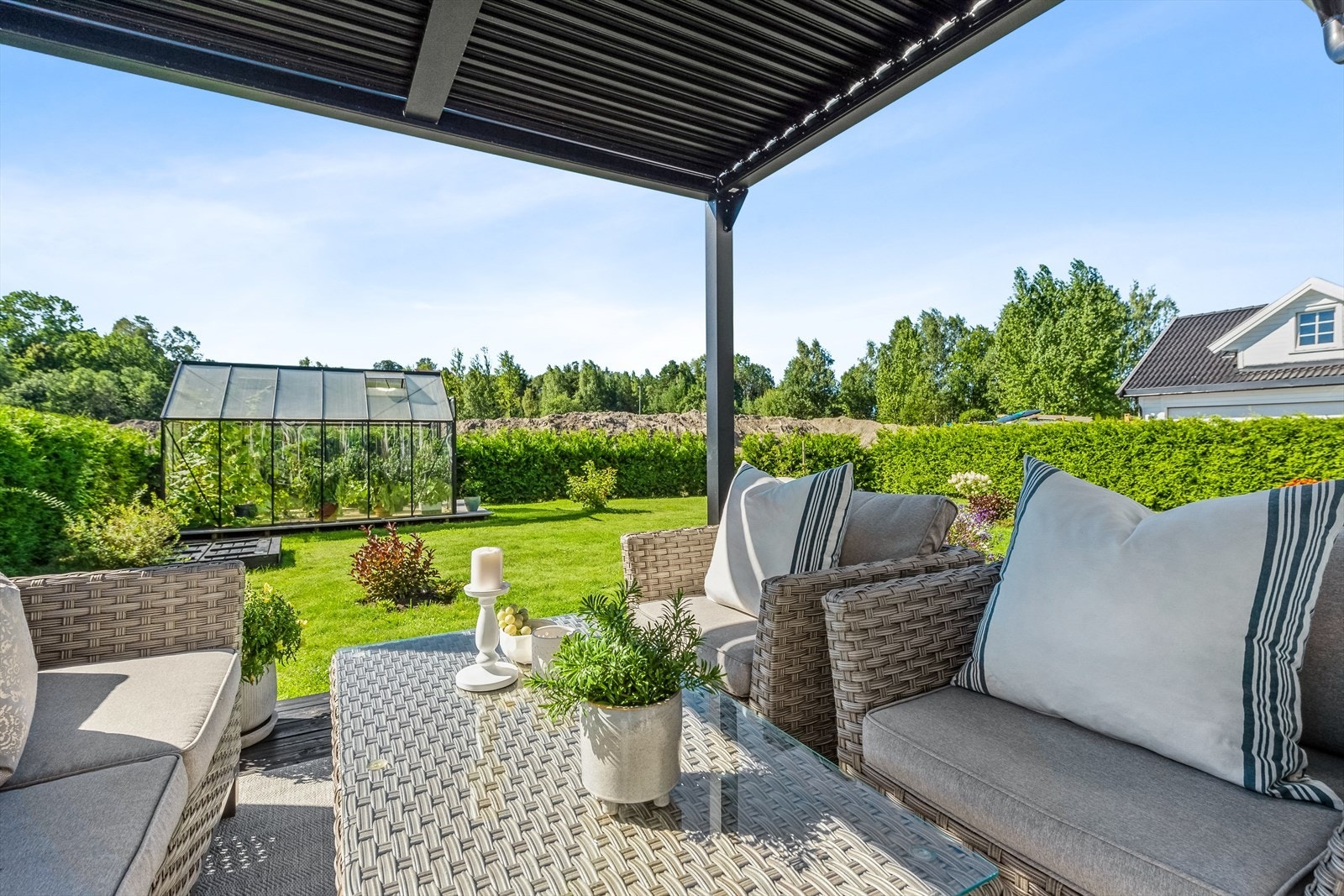 Pent opparbeidet hage med drivhus Galleribilde