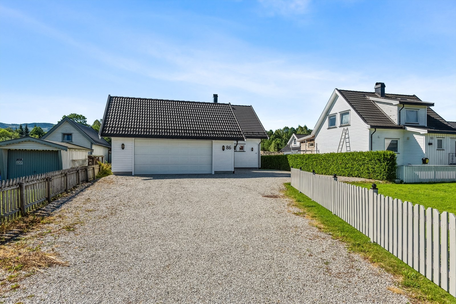 God plass til parkering i dobbel garasje samt i egen gårdsplass. Galleribilde