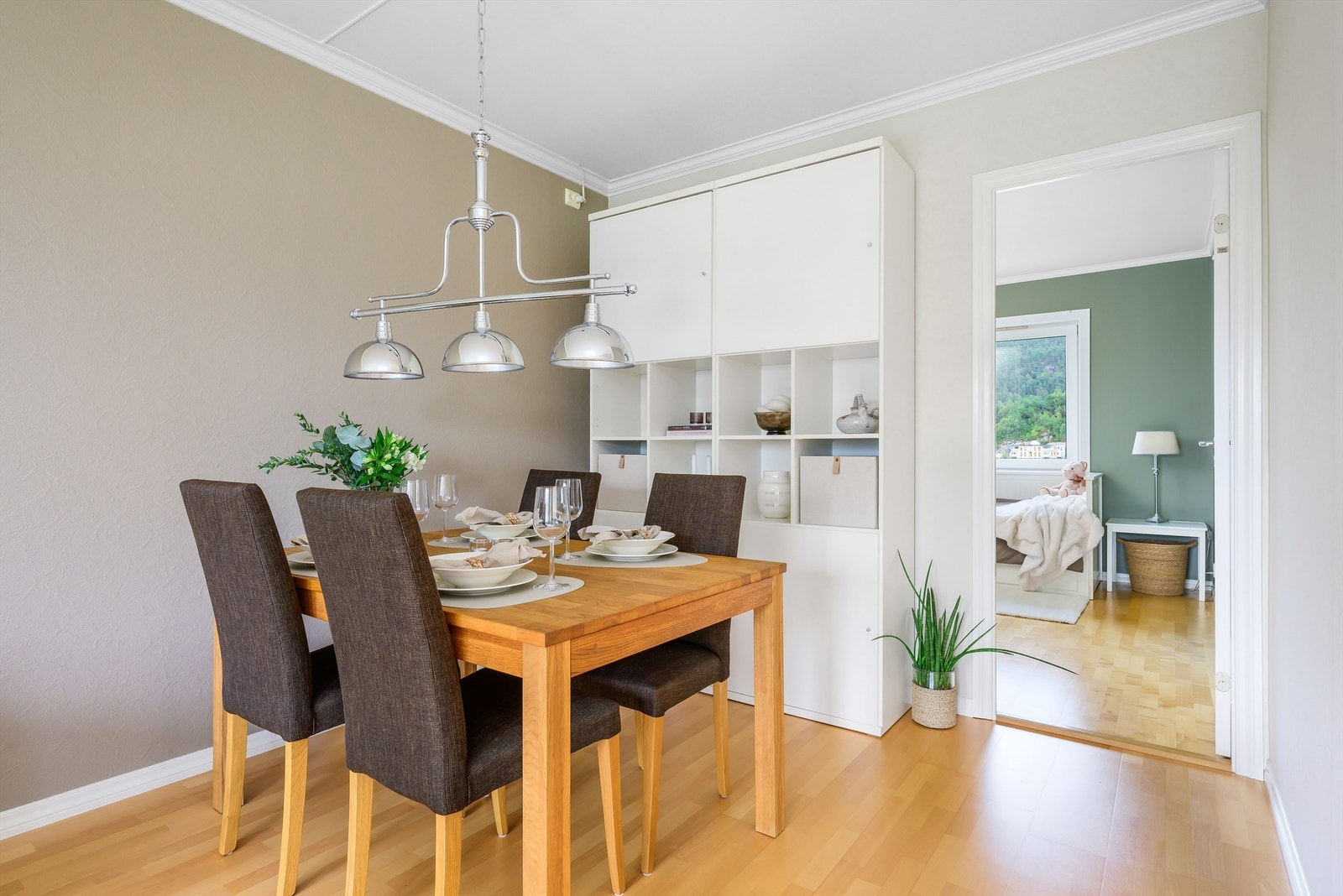 Fint område til å naturlig plassere en romslig spisegruppe. Galleribilde