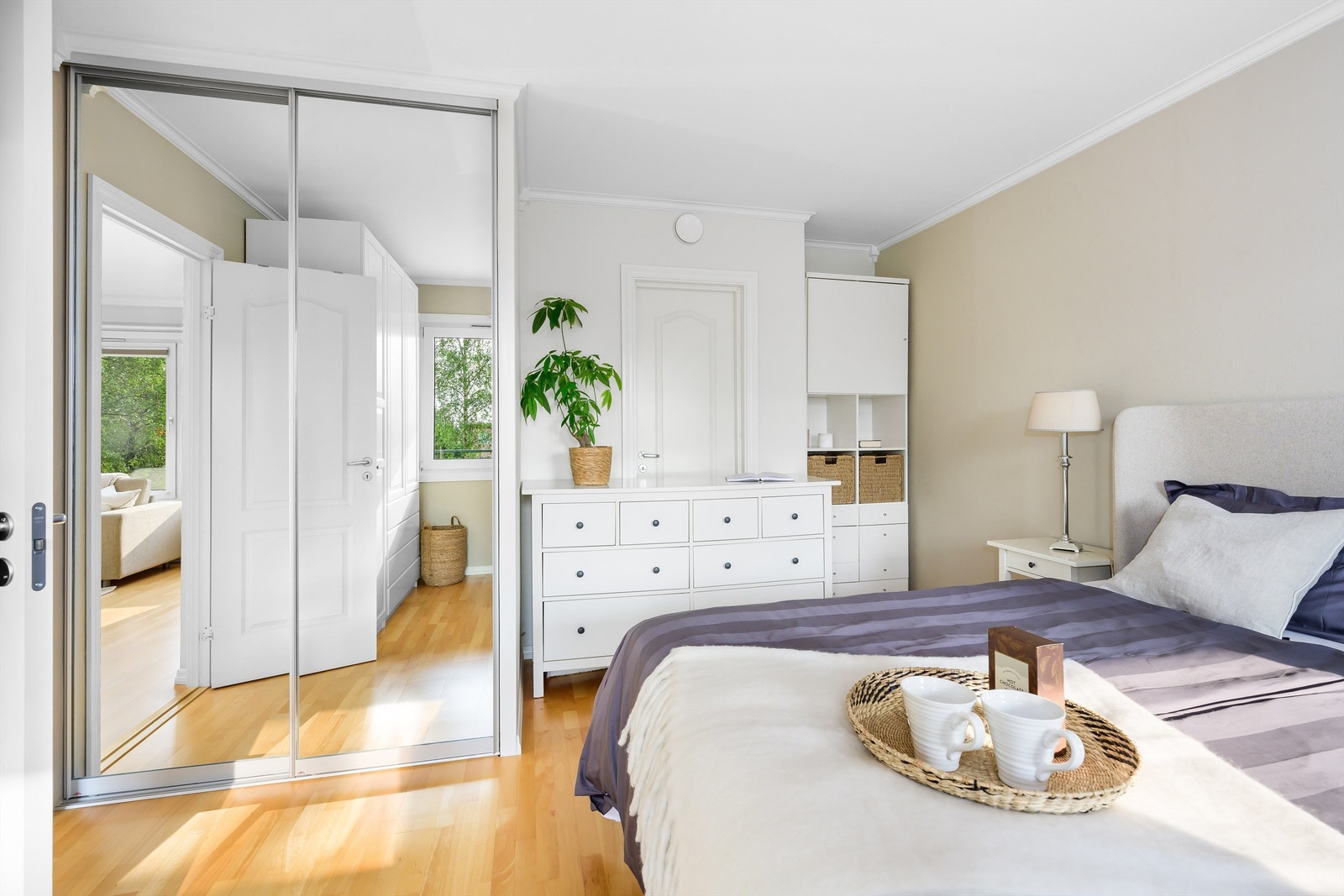 Hovedsoverommet har skyvedørsgarderobe. Galleribilde