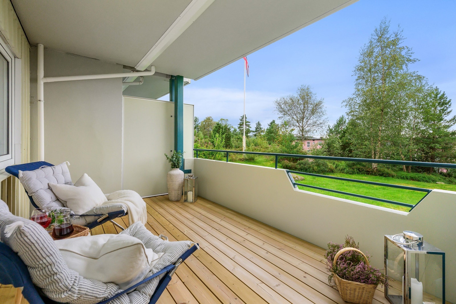 Her kan man nyte gode soltimer til kveldingen. Galleribilde