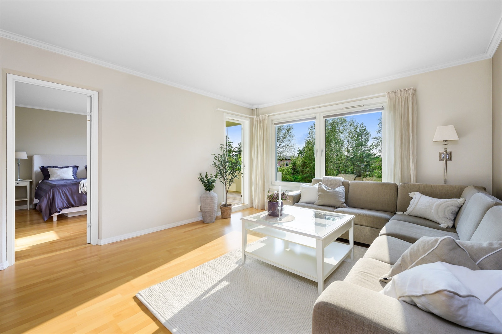 I stuen er det store vindusflater som gir godt lys til leiligheten. Det er god plass til stor sofa, tv-benk og spisebord i rommet. Galleribilde
