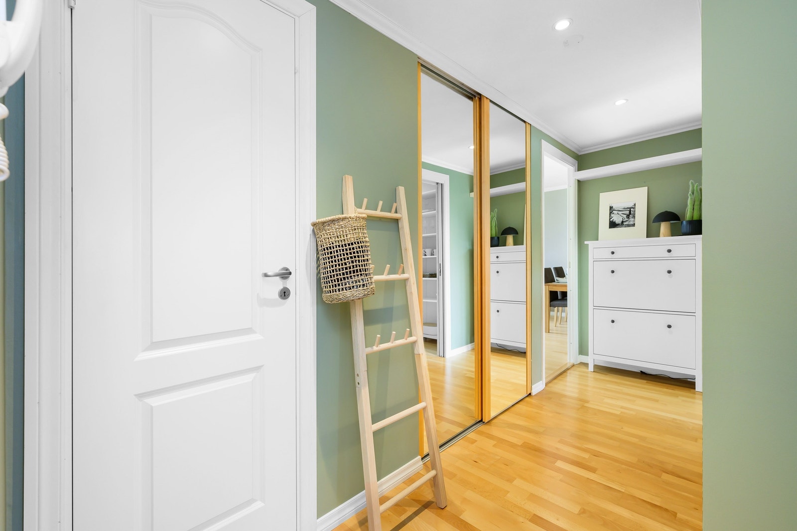Velkommen inn! Gangen er lys og trivelig med skyvedørsgarderobe og downlights i tak. Galleribilde