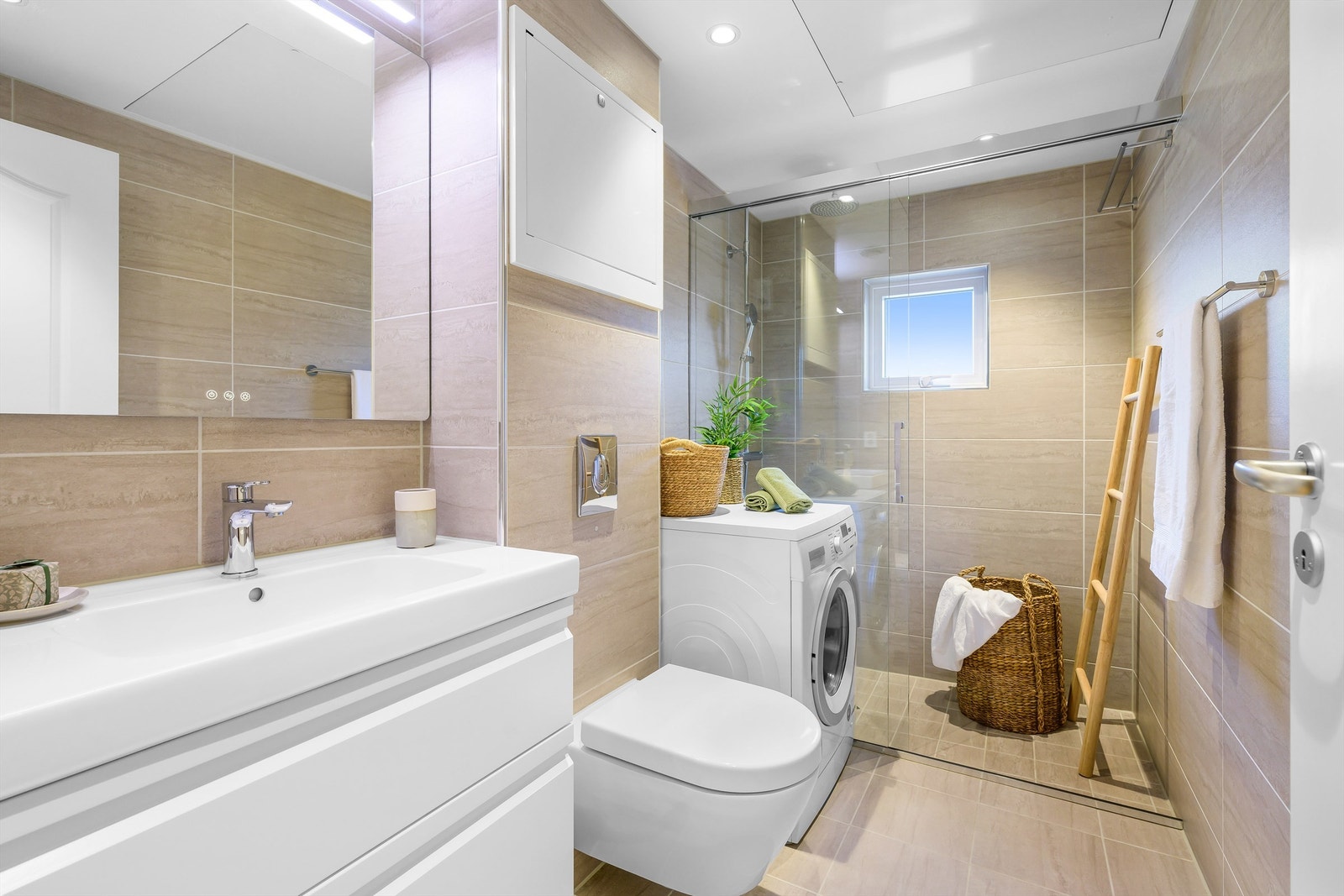 Badet er rehabilitert i regi av borettslaget i 2019-2020. Leiligheten fikk også balansert ventilasjon. Galleribilde