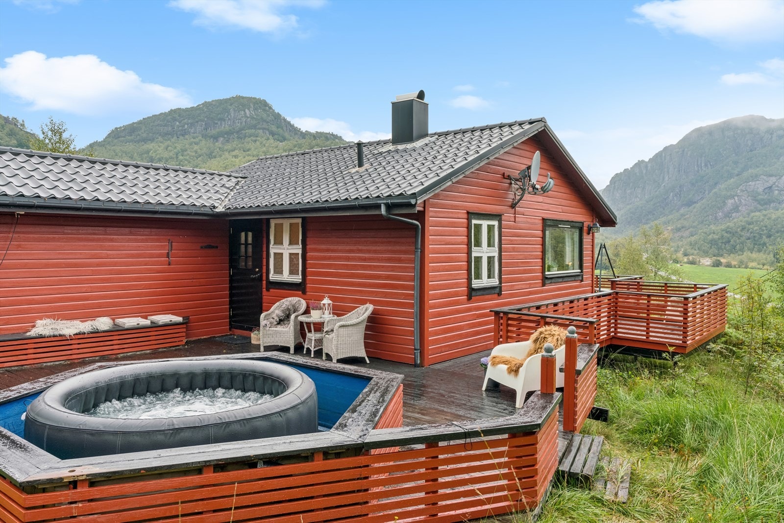 Fritidsbolig fra 1970 som er påbygget og oppgradert i begynnelsen av 2000 tallet. Galleribilde