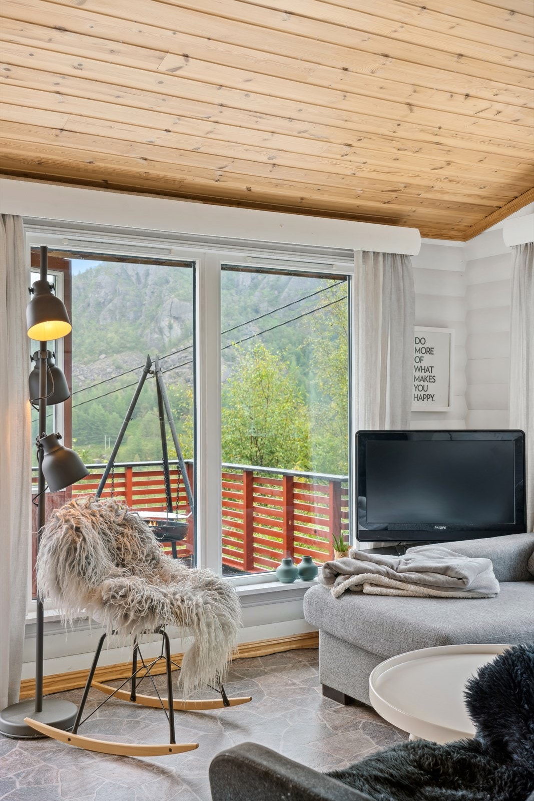 Her er det store vindusflater med pen utsikt, samt dør ut til terrassen som strekker seg rundt store deler av fritidsboligen. Galleribilde