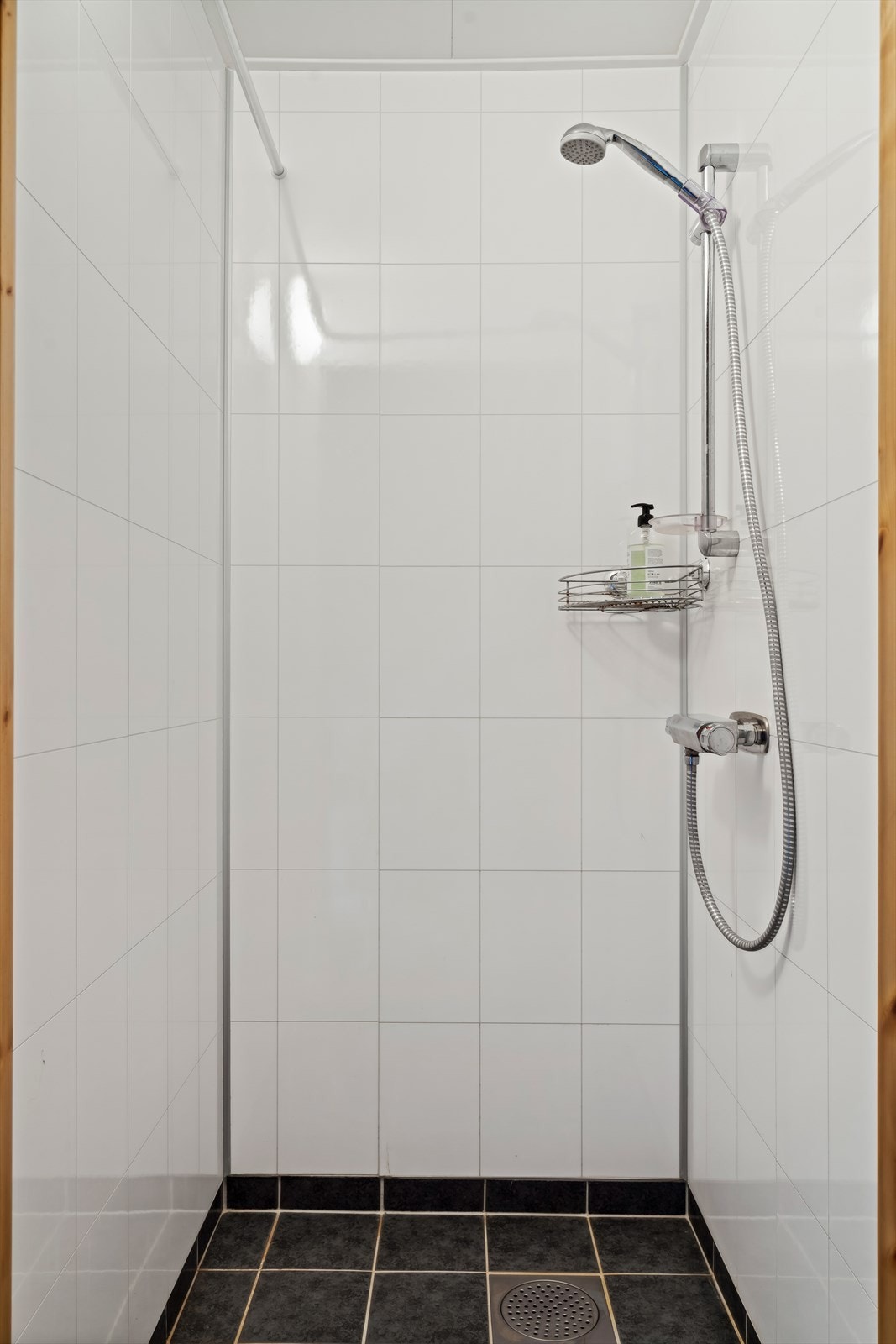 Dusjrommet har fliset på gulvet og baderomspanel på veggene. Galleribilde