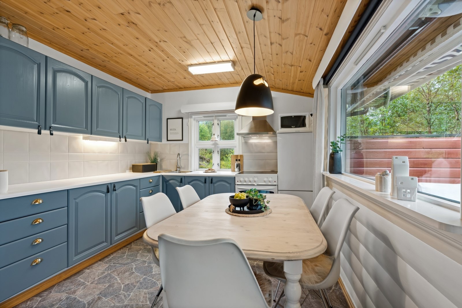 Kjøkkeninnredningen består av profilerte fronter og laminert benkeplate. Galleribilde