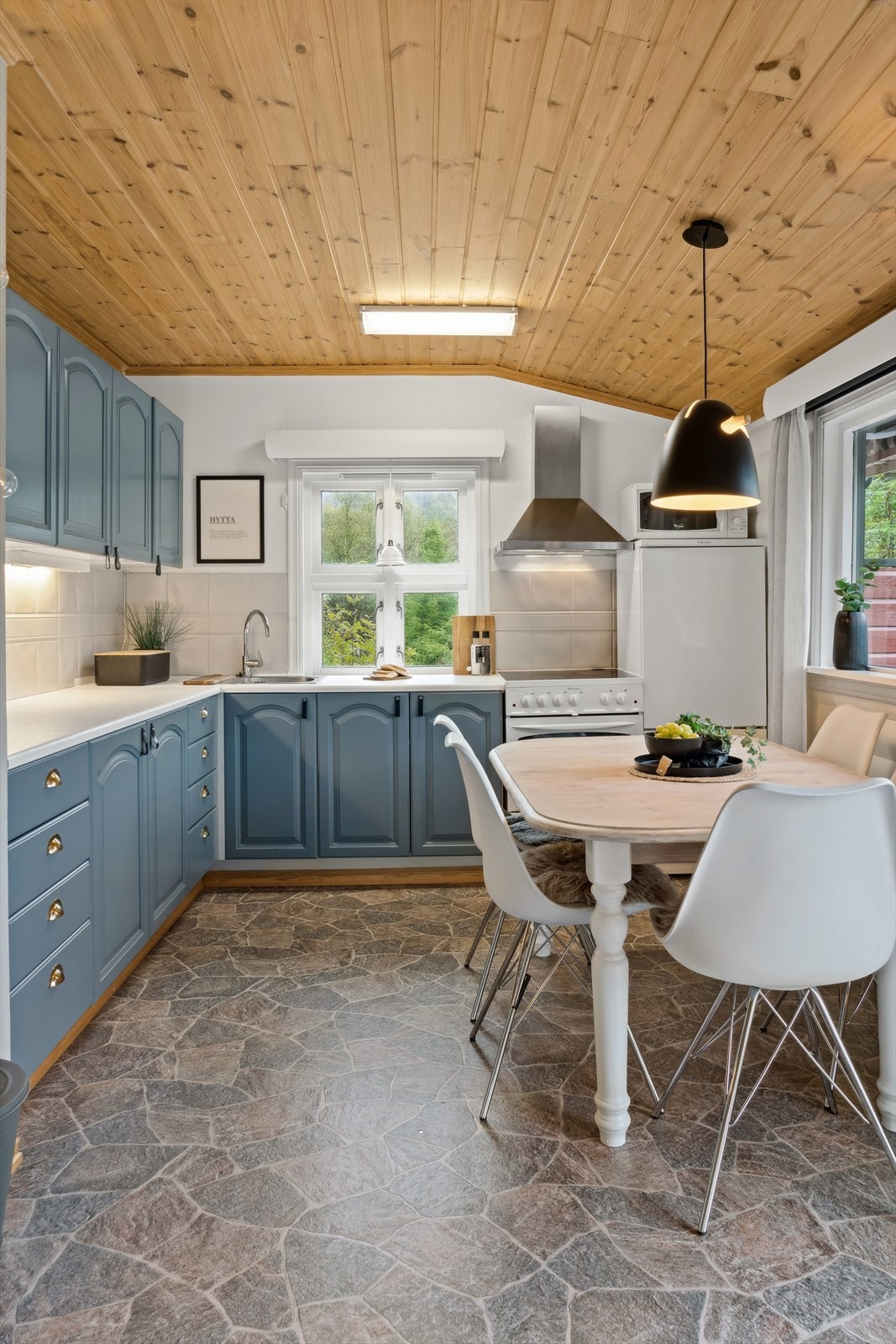 Kjøkkenet har både over- og underskap, noe som gir god oppbevaringsplass. Galleribilde