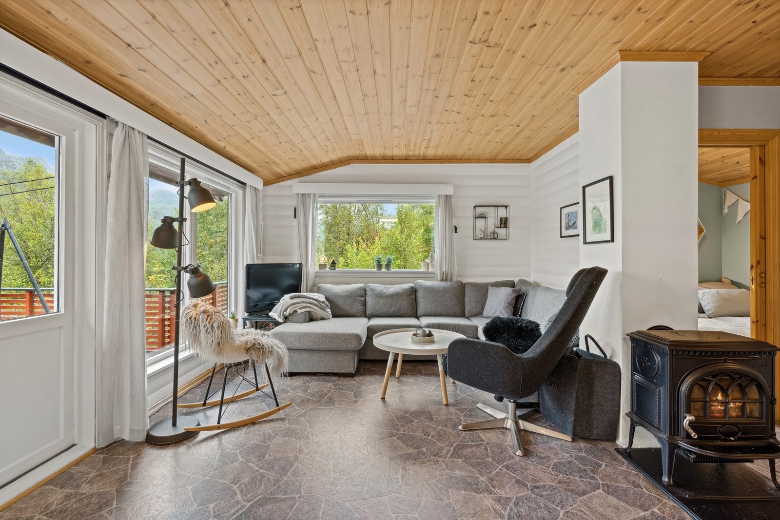 Opppholdsrommet gir plass til en koselig sofagruppe. Galleribilde