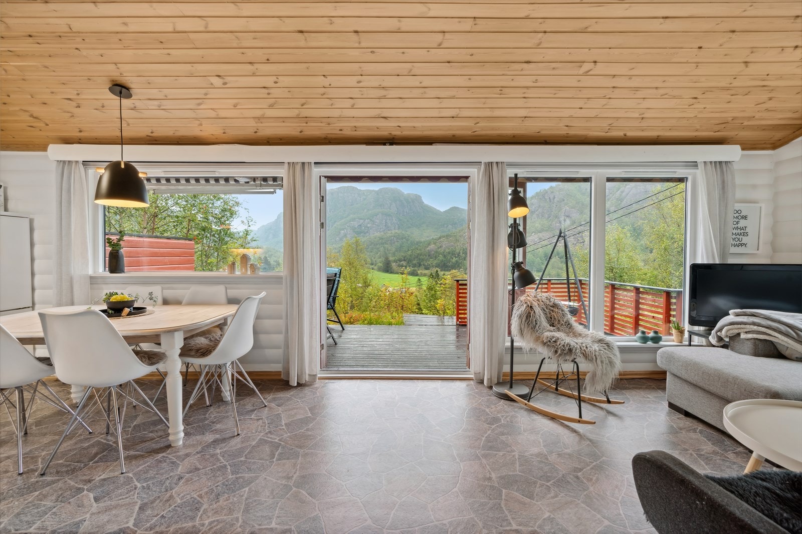 Oppholdsrommet kombinerer både stue og kjøkken på en åpen og sosial måte. Galleribilde