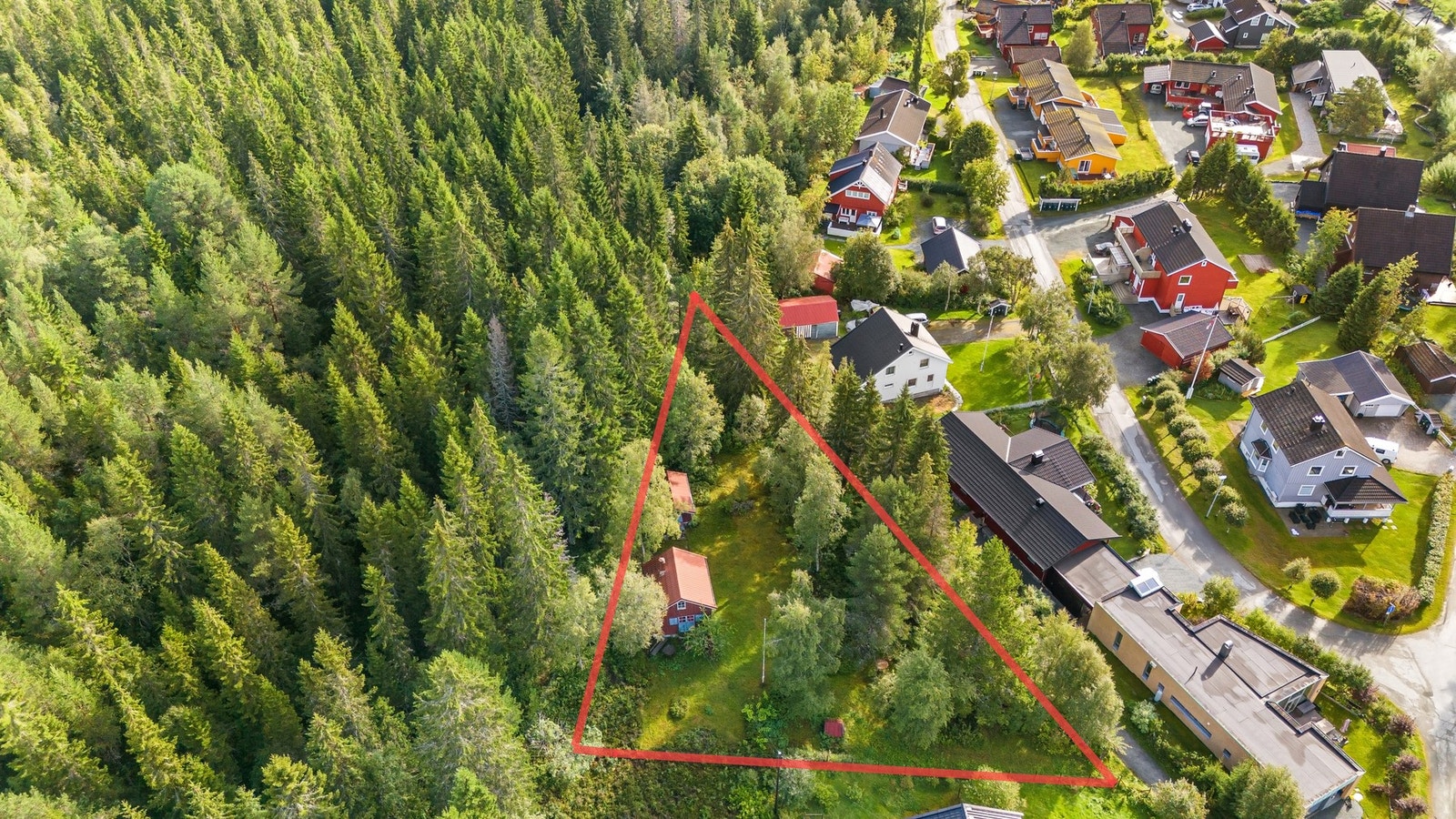 Vi gjør oppmerksom på at markeringen av tomta er fiktive grenser, og at korrekt kart over tomta ligger vedlagt i salgsoppgaven. Galleribilde