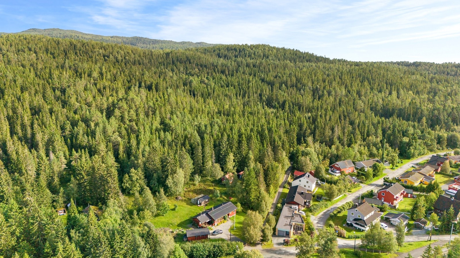 Tomta er på 1316 kvm der ca. 1030 kvm er regulert til bolig. Galleribilde