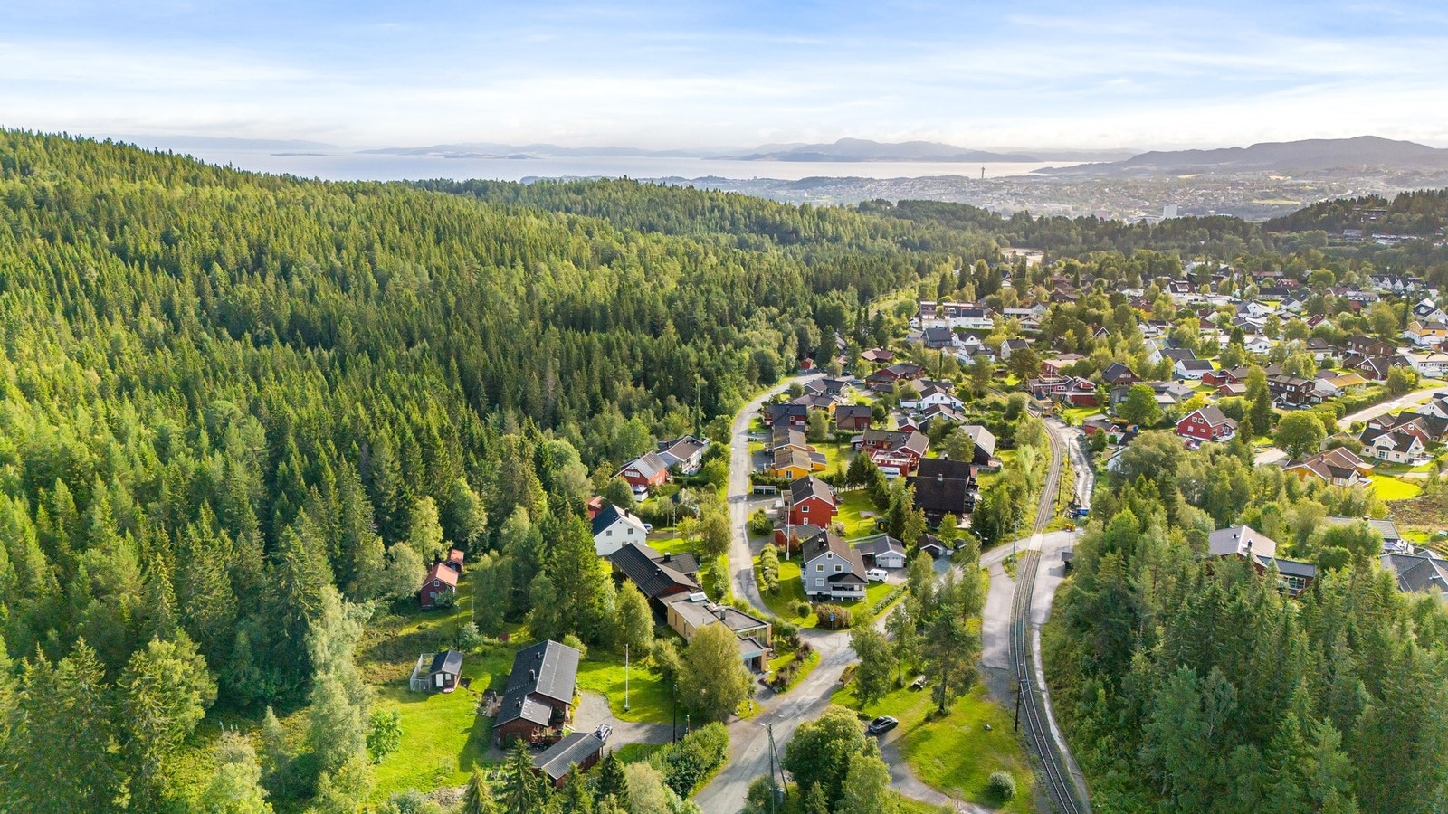 Tomten ligger i et etablert og barnevennlig boområde med kort vei til skole, barnehager, butikker og turområder. Galleribilde