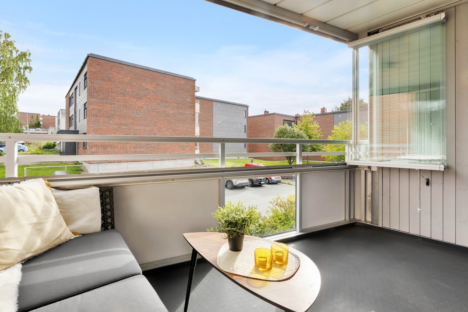 Mye luft mellom blokkene gjør at det blir minimalt med innsyn. Det er også verdt å nevne at balkongen er innglasset og at når solen steker kan man åpne helt opp ved å skyve glassene til siden. Galleribilde