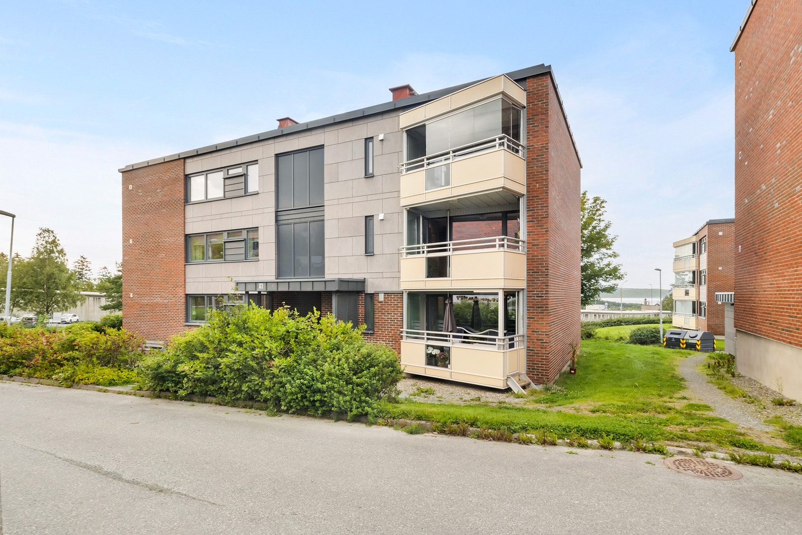 Bygget ble i 2018/2019 utvendig renovert hvor det ble satt inn nye 3-lags vinduer, etterisolert, drenert, skiftet teglstein og fasadeplater, nye sykkelboder m.m. Galleribilde
