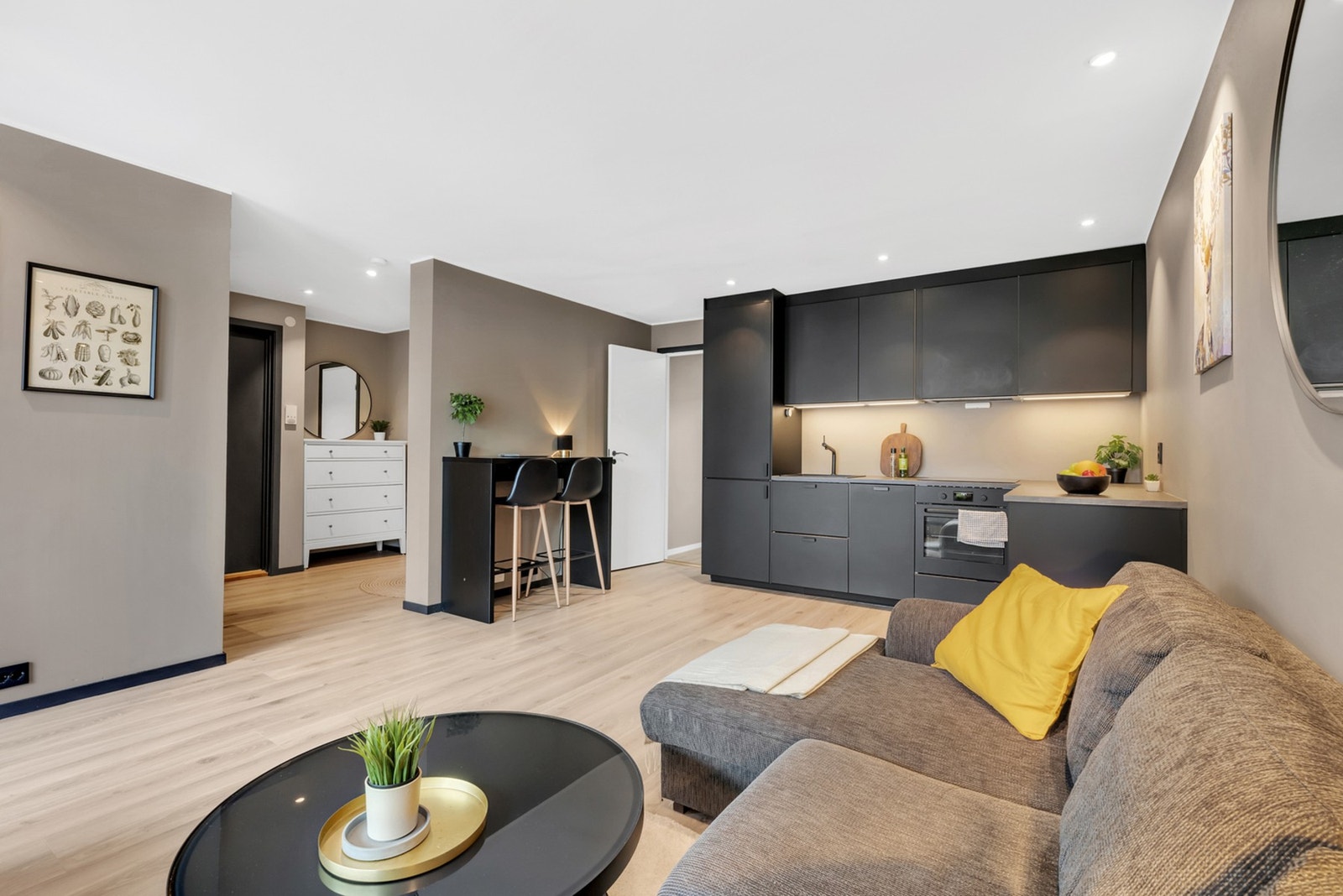 Lekkert 1-stavs gulv og rikelig med downlights. Hele det elektriske anlegget er byttet. Galleribilde