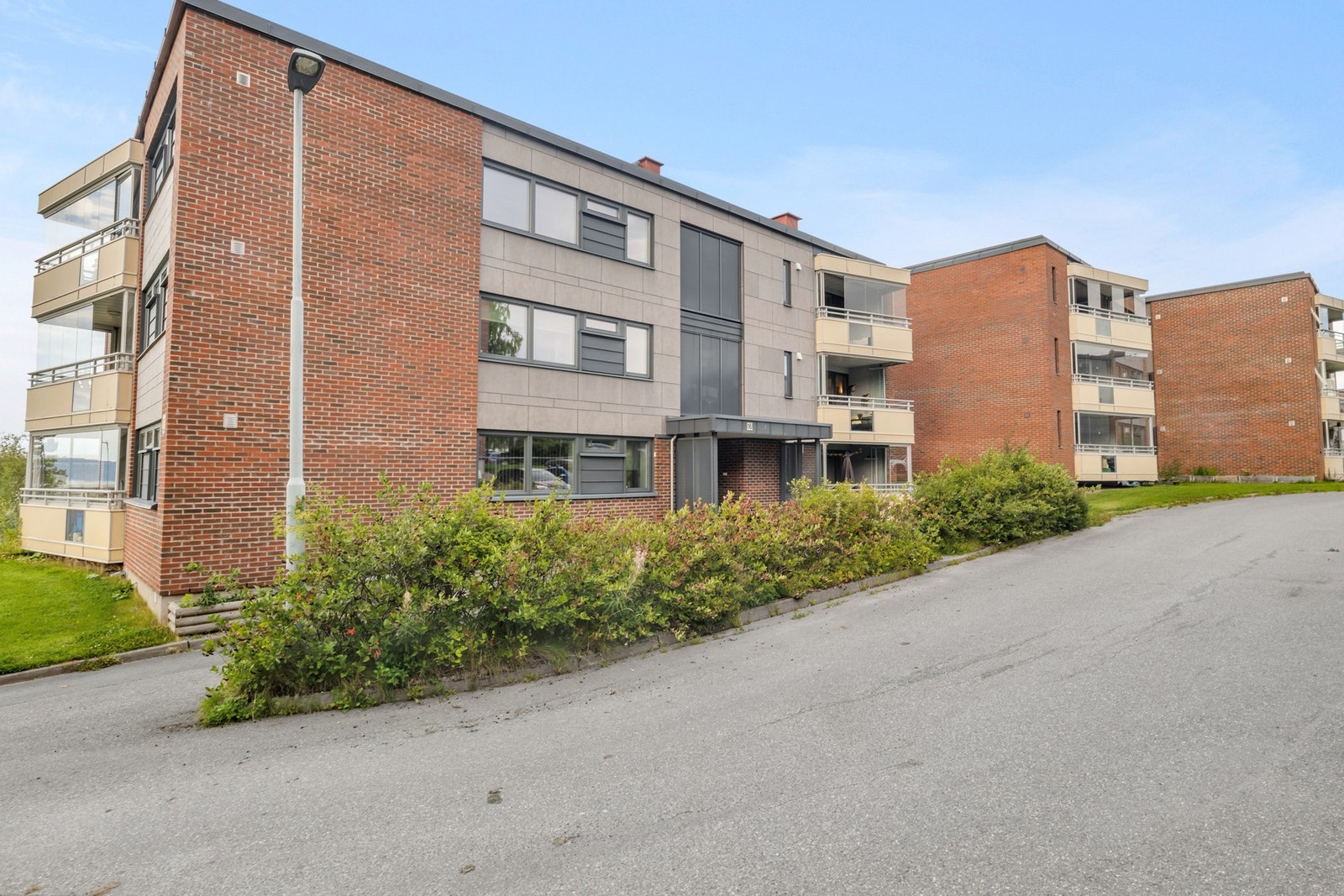 I kjeller disponerer leiligheten tre boder. Blokka er omkranset av store grøntarealer m/lekeplasser og rikelig med parkeringsplasser. Her kan du ha to faste biler, samt tre gjestebiler til enhver tid. Galleribilde