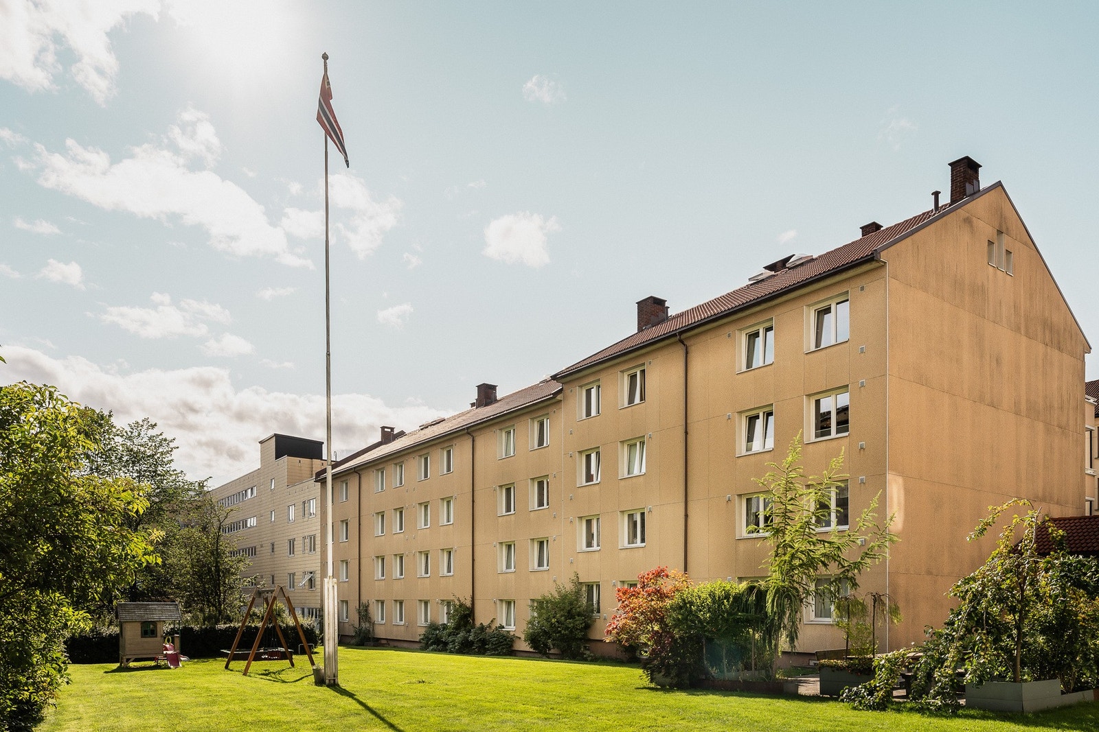 Hyggelig fellesområde med plen og beplantning. Galleribilde