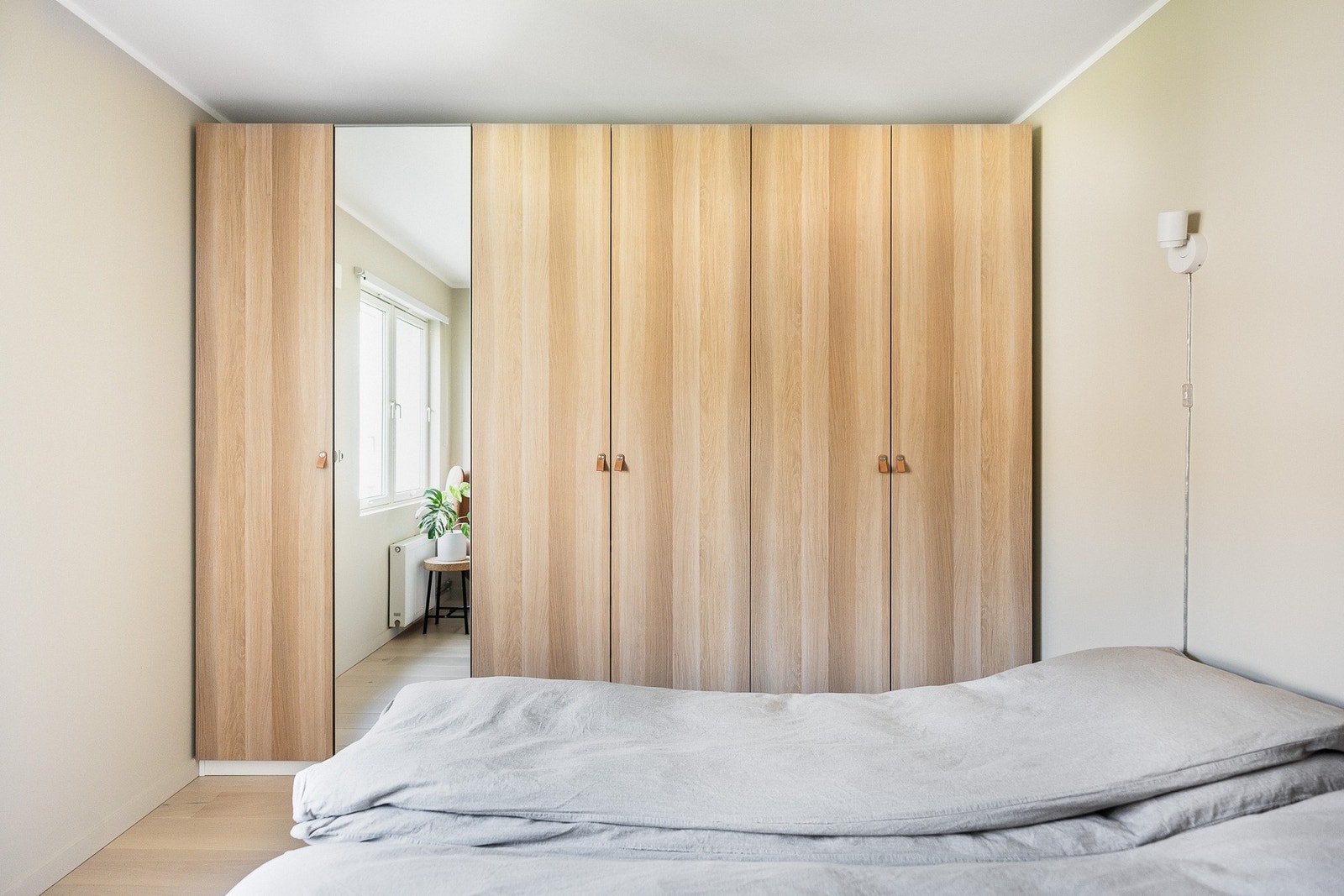 Hovedsoverom med bredt garderobeskap. Galleribilde