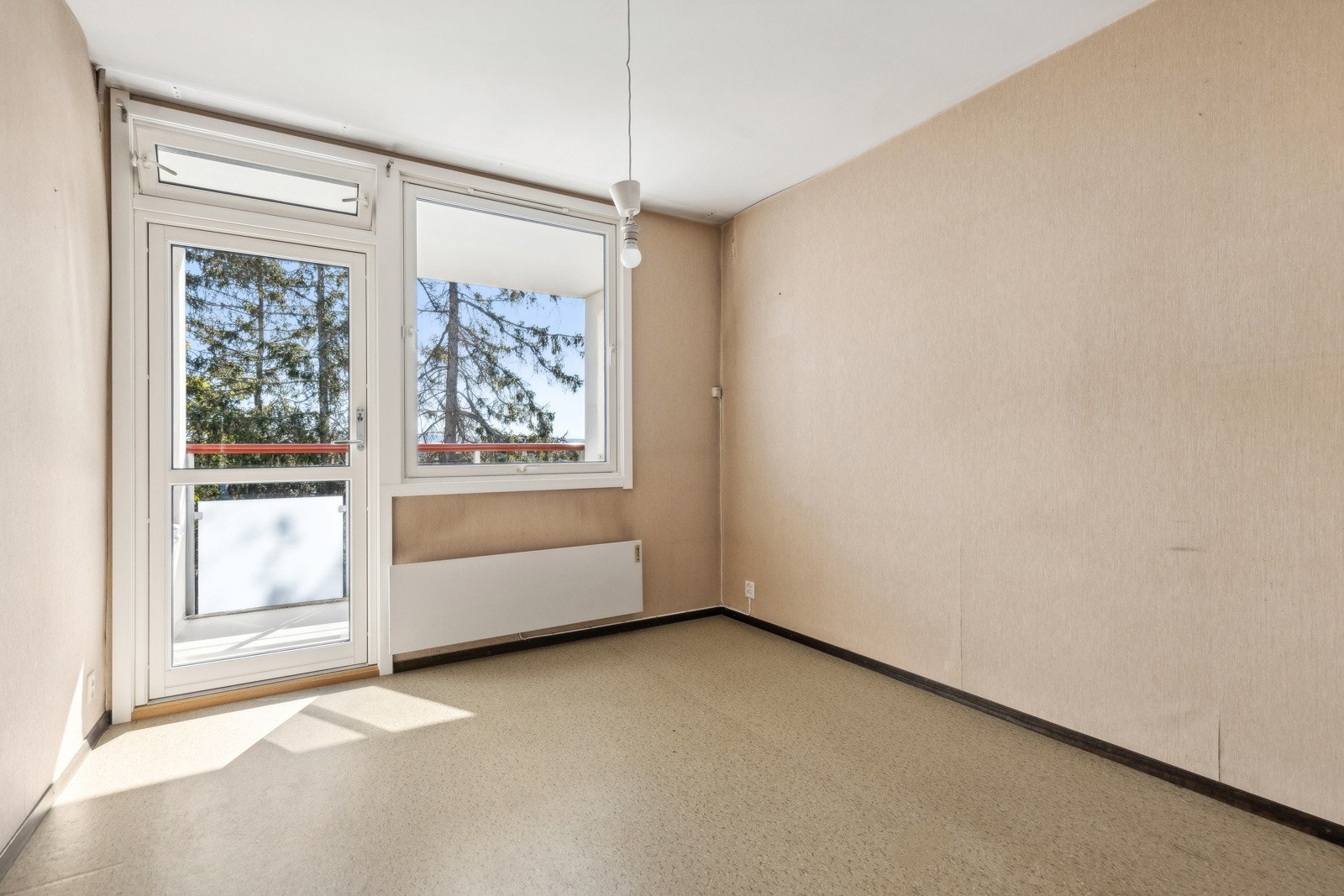 Soverom 1 med plass til garderobeskap og dobbeltseng. Adkomst til balkong 2 Galleribilde