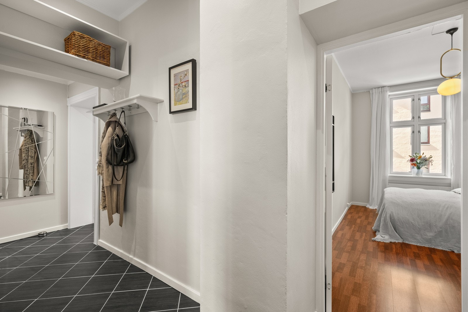 Romslig og innbydende entré med god plass for sko- og jakkeoppbevaring. Galleribilde