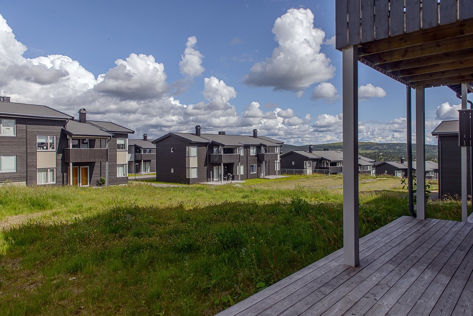 Bilde tatt fra uteplassen utenfor stua. Galleribilde