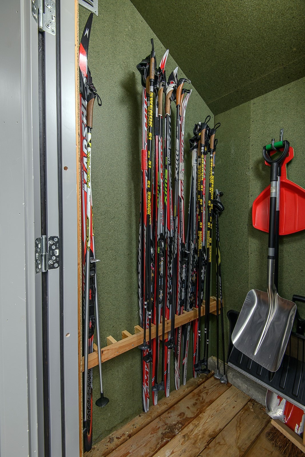 Praktisk skibod ved inngangspartiet der det er god plass til nødvendig utstyr for å ha fine fridager på Sjusjøen. Galleribilde