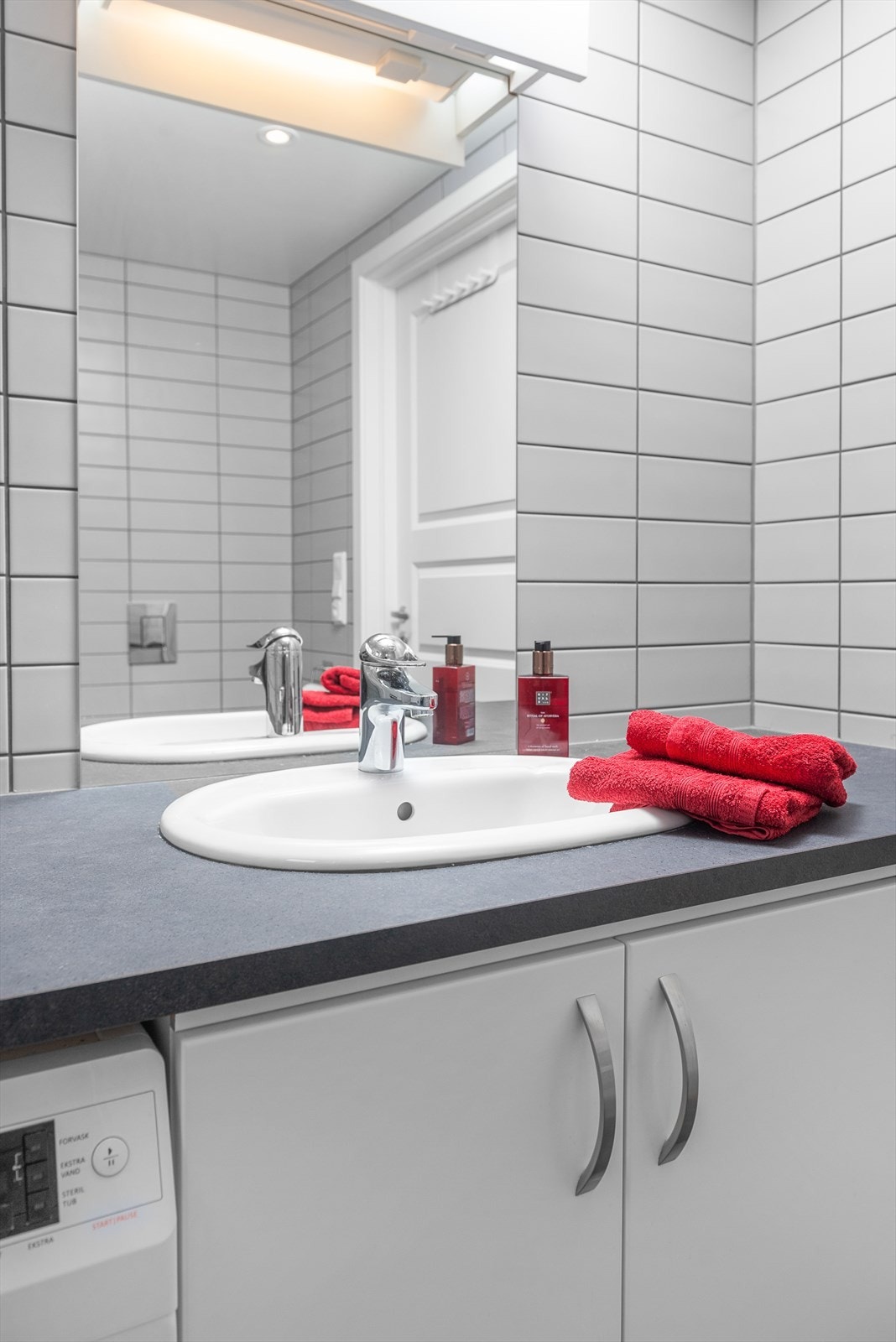 Servantinnredningen har skap for god oppbevaring. Badet er stilrent og tidløst. Galleribilde
