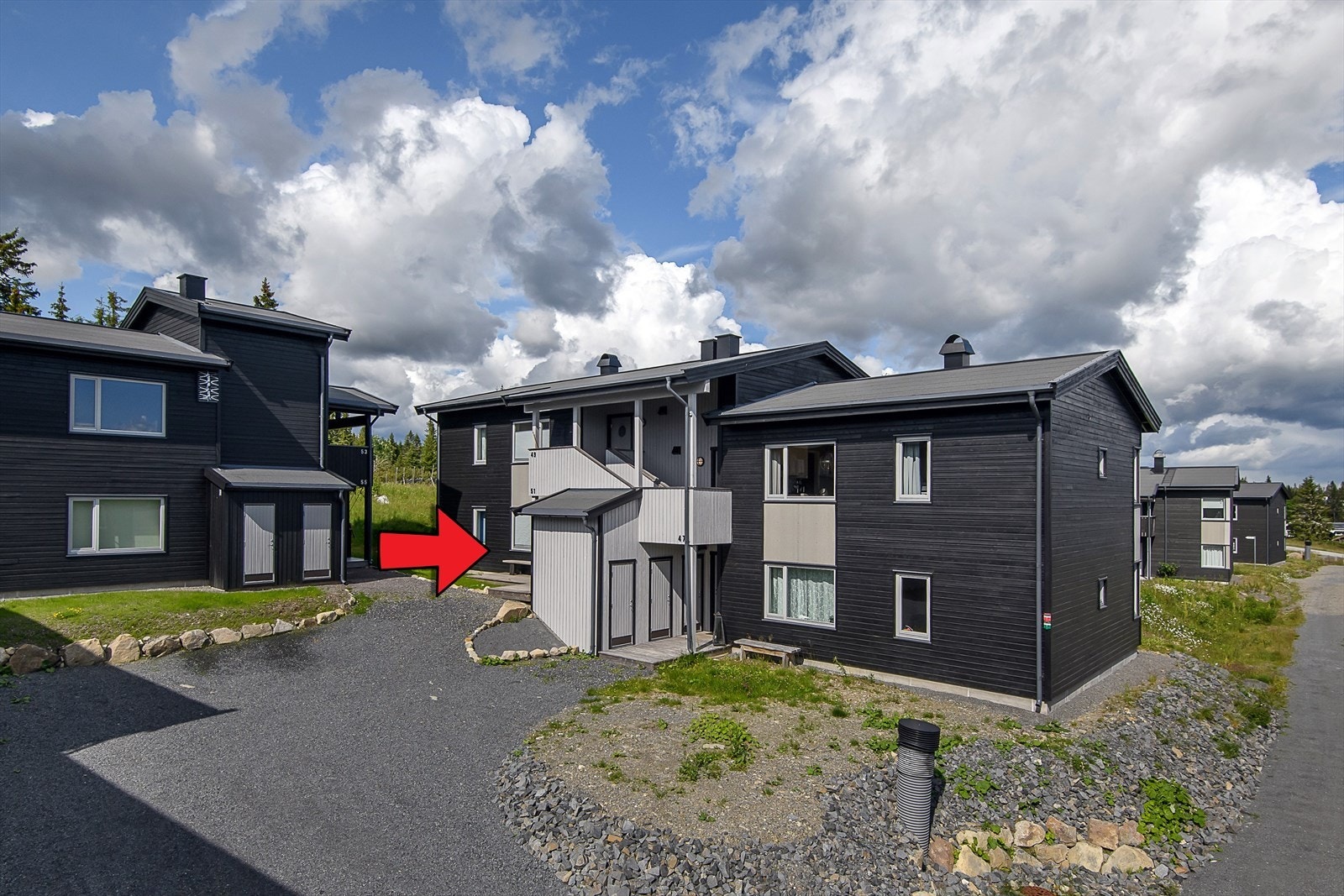 Smart, moderne og innbydende leilighet i veletablert sameie, sentralt på Sjusjøen. Galleribilde