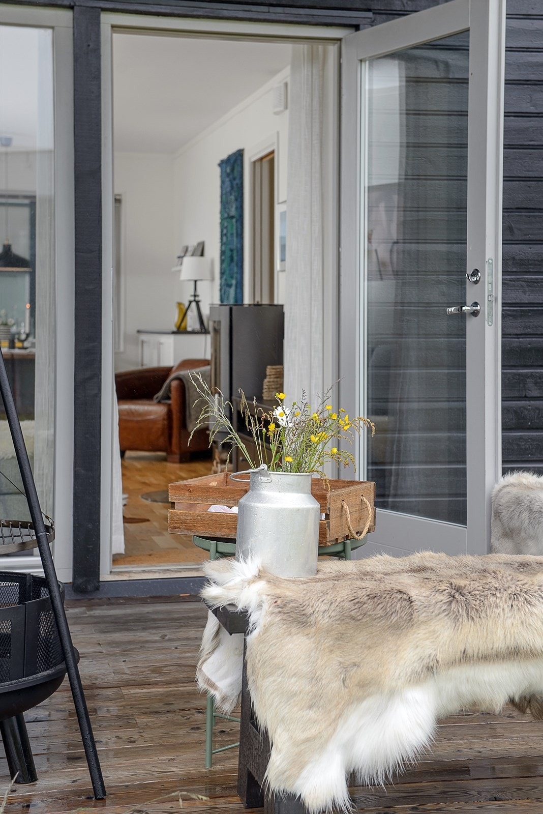 Utgang til uteplassen fra stua. Galleribilde