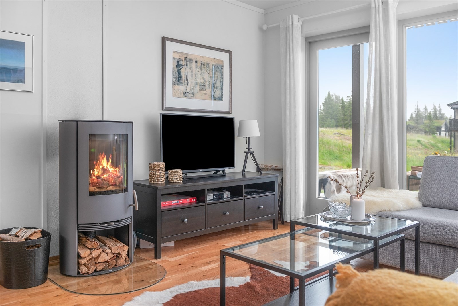 Det er en gjennomført og helhetlig stil i leiligheten med lyse glatte flater på vegger og tak og parkett på gulv. Galleribilde